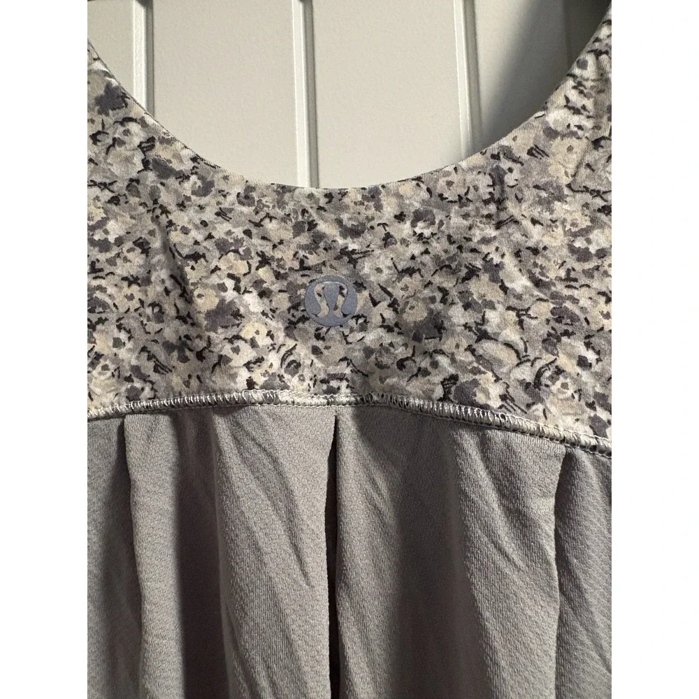 Lululemon Tank Top Womens 10 Grey Floral Empire Waist Pleated Activewear